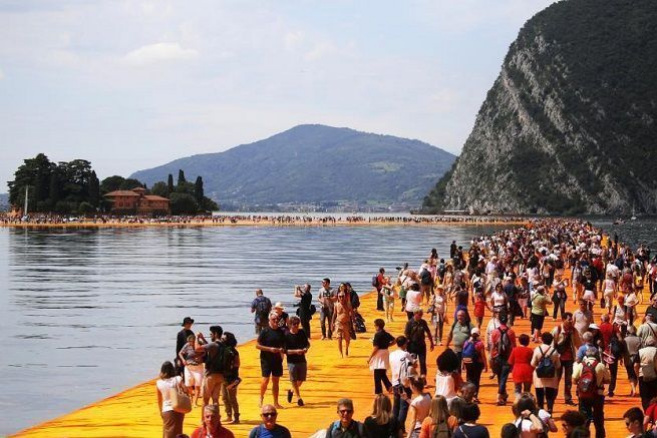 Ходить по воде: гигантский арт-объект соединил острова в Италии