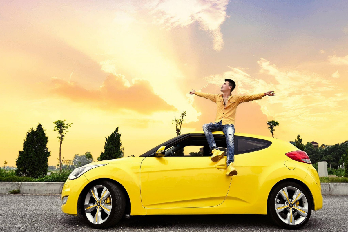Vinh duc. An all-yellow work, yellow car, golden sunshine in a dreamy afternoon.