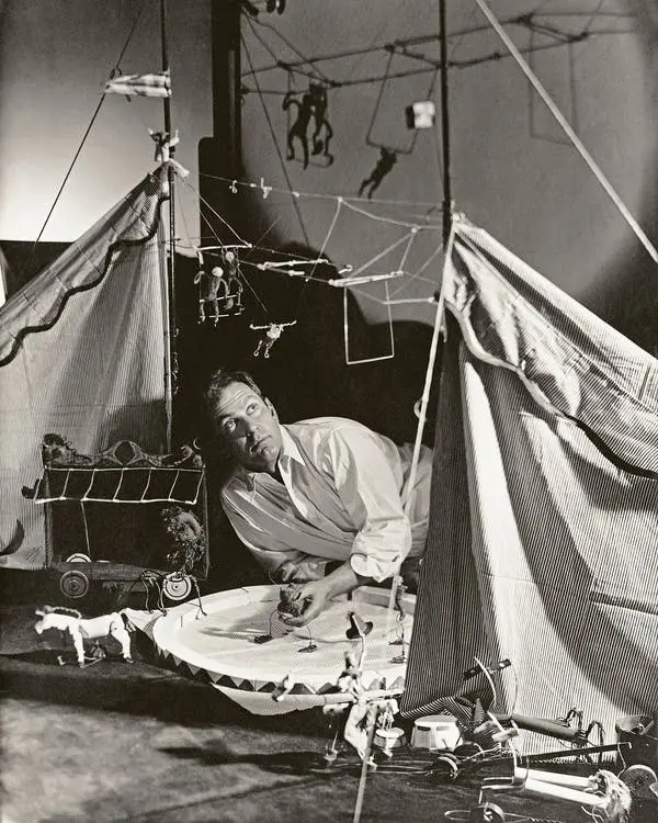 Александр Колдер и скульптуры из его проекта «Цирк Колдера». Париж. 1930 
Фото: Джордж Хойнинген-Ху