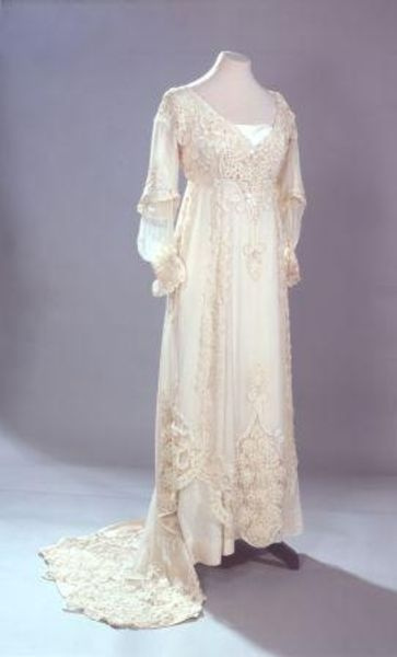 Дамское платье из белого шифона. Неизвестная мастерская. 1910-е. Шифон, атлас, кружево. ГМИ СПб Дамское платье из белого шифона. Неизвестная мастерская. 1910-е. Шифон, атлас, кружево. ГМИ СПб
