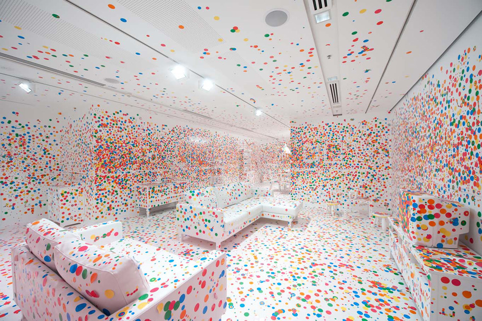 Яёи Кусама. Комната облитерации — The Obliteration Room. 2011.© Yayoi Kusama