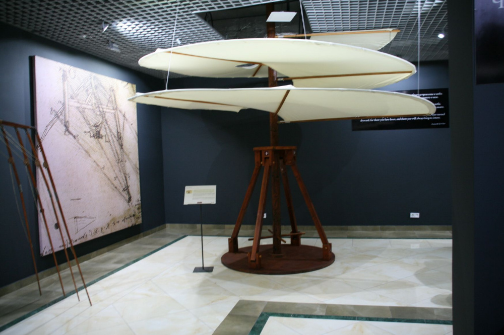 Экспонаты выставки «Изобретения да Винчи» (модели, созданные итальянскими мастерами по мотивам рисун