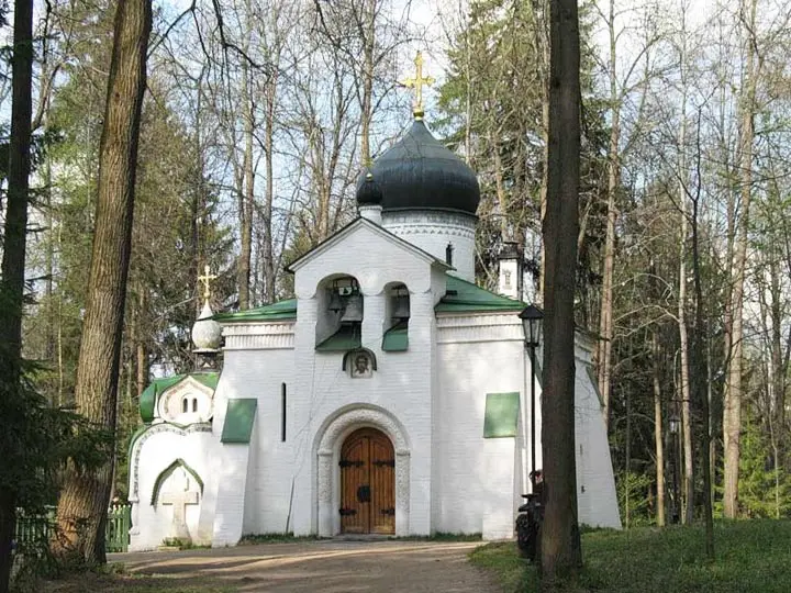 Церковь Спаса Нерукотворного в Абрамцево — первый архитектурный памятник русского модерна. 