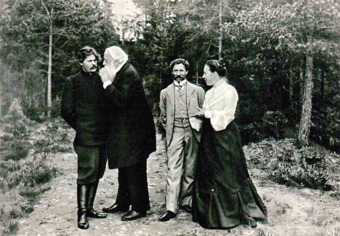 Максим Горький, Владимир Стасов, Илья Репин и Наталья Нордман в Пенатах. 18 августа 1904 г. Максим Горький, Владимир Стасов, Илья Репин и Наталья Нордман в Пенатах. 18 августа 1904 г.