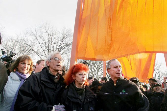 Христо и его жена, Жанна-Клод, на открытии проекта «Ворота» в Централ Парке вместе с мэром Нью-Йорка Христо и его жена, Жанна-Клод, на открытии проекта «Ворота» в Централ Парке вместе с мэром Нью-Йорка