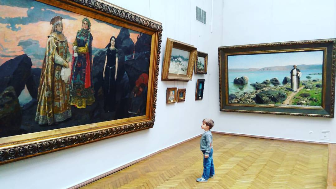 Children in the museum. How can an adult survive and even have fun? Children in the museum. How can an adult survive and even have fun?