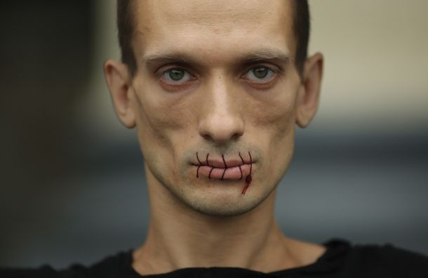Петр Павленский. Акция «Шов», 2012. Петр Павленский. Акция «Шов», 2012.