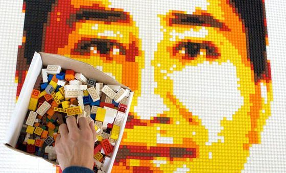 Помощник Ай Вэйвэя выкладывает из кирпичиков Lego портрет для выставке в бывшей тюрьме Алькатрас в 2 Помощник Ай Вэйвэя выкладывает из кирпичиков Lego портрет для выставке в бывшей тюрьме Алькатрас в 2