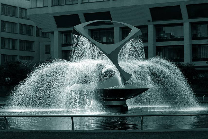 Naum Gabo. Fountain outside St Thomas’ Hospital in London, 1973