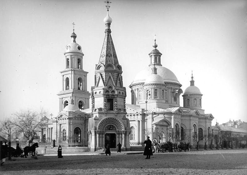 Church of St. Basil of Caesarea on Tverskaya-Yamskaya St. Just in front of the church, there is a ch