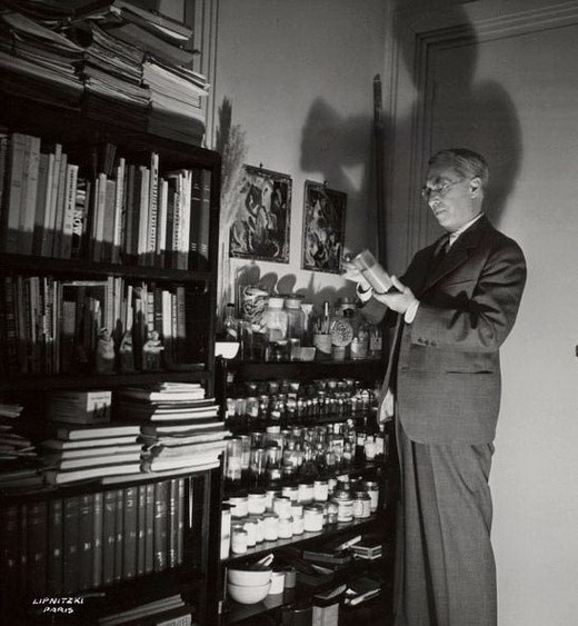 В студии (Нейи-сюр-Сен, Франция), 1937 год. Фотограф Борис Липницкий.
Источник этой и других фотогр В студии (Нейи-сюр-Сен, Франция), 1937 год. Фотограф Борис Липницкий.
Источник этой и других фотогр