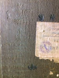 Кроме того, на оригинальной дубовой панели был обнаружен знак её изготовителя Гильяма Аертсена, член Кроме того, на оригинальной дубовой панели был обнаружен знак её изготовителя Гильяма Аертсена, член