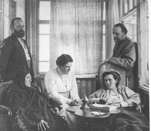 Анна и Владимир Чертковы (справа) с дочерьми Льва Толстого. Ясная Поляна. 1908-1910. Источник - wiki