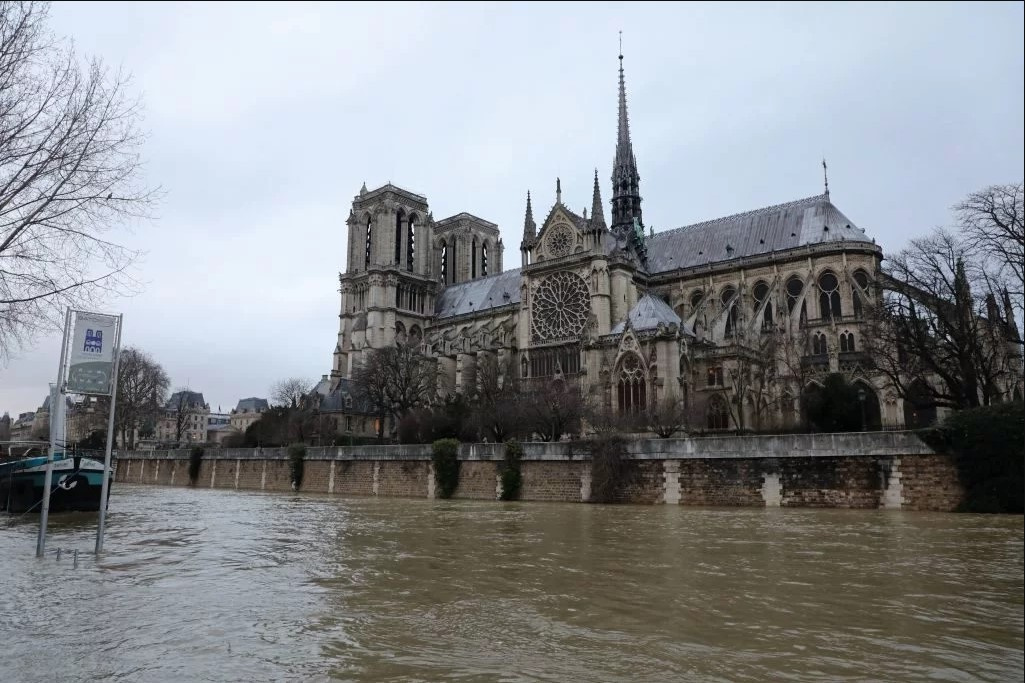 Лувр и Музей Орсе временно закрываются из-за угрозы «наводнения века»