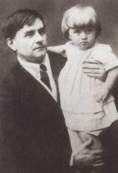 Казимир Малевич с дочерью Уной. Витебск, 1920-е. Казимир Малевич с дочерью Уной. Витебск, 1920-е.