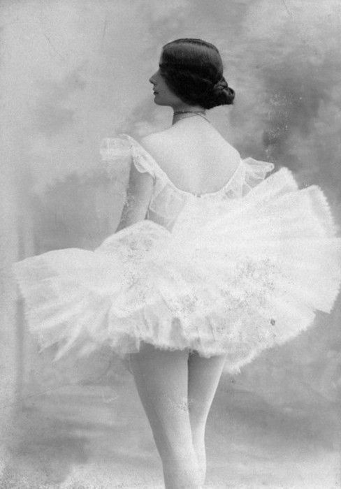 At the age of 23, Cléo took up a solo career and performed on the stages of the Royal Theaters of Fr At the age of 23, Cléo took up a solo career and performed on the stages of the Royal Theaters of Fr