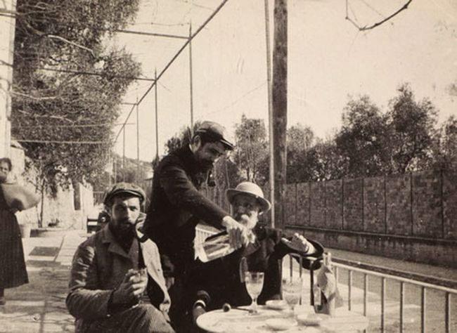 Auguste Renoir (at the table on the right) with friends. 1900. Auguste Renoir (at the table on the right) with friends. 1900.
