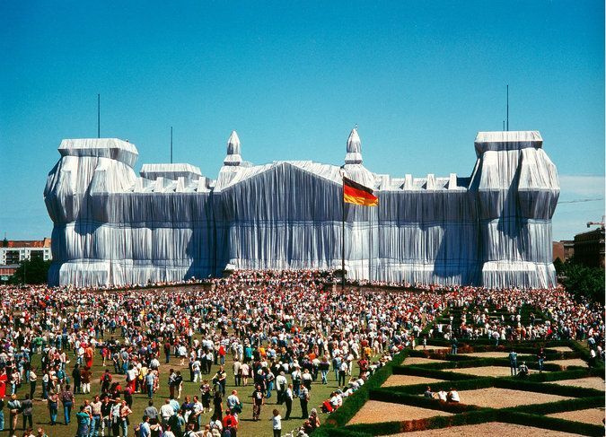 Проект «Задрапированный Рейхстаг» (1971−1995). Фото: © Wolfgang Volz/Christo Проект «Задрапированный Рейхстаг» (1971−1995). Фото: © Wolfgang Volz/Christo