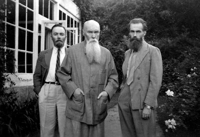 Nicholas Roerich with his sons, 1942. Naggar, India.
Source: museum.roerich.com Nicholas Roerich with his sons, 1942. Naggar, India.
Source: museum.roerich.com