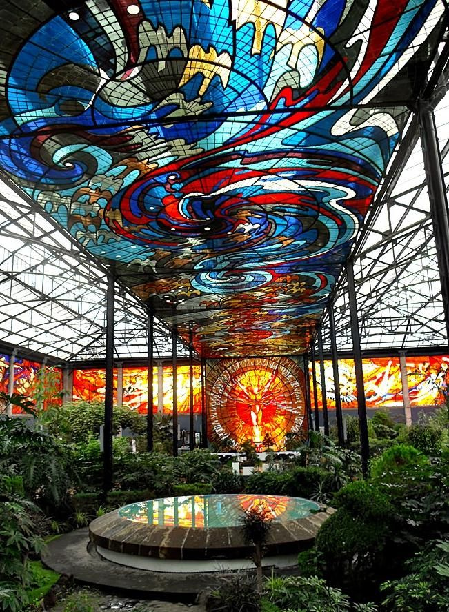 «Cosmovitral» - крупнейший в мире витражный ансамбль, — находится в Мексике. И если бы не художник Л «Cosmovitral» - крупнейший в мире витражный ансамбль, — находится в Мексике. И если бы не художник Л