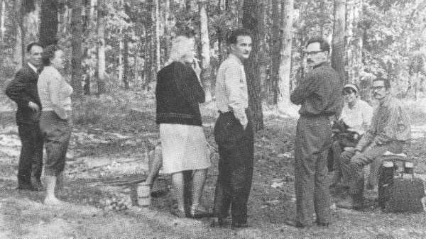 Слева направо: Данило Шумук, Леонида Светличная, Алла Горская, Роман, Иван Светличный, сидят — Галин Слева направо: Данило Шумук, Леонида Светличная, Алла Горская, Роман, Иван Светличный, сидят — Галин