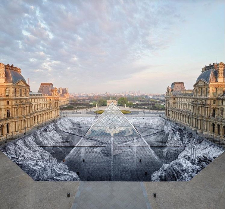 Погода и посетители нанесли ущерб массивной оптической иллюзии у Лувра