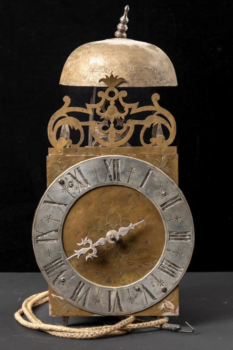 Час неизвестен. Фонарные часы. Часы 17 века. Золотые часики 17 век Англия. Часы фонарь.