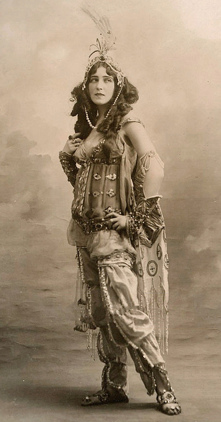 Ида Рубинштейн в балете «Шехерезада». 1910. Источник — wikimedia
Эти спектакли произвели фурор и ст Ида Рубинштейн в балете «Шехерезада». 1910. Источник — wikimedia
Эти спектакли произвели фурор и ст
