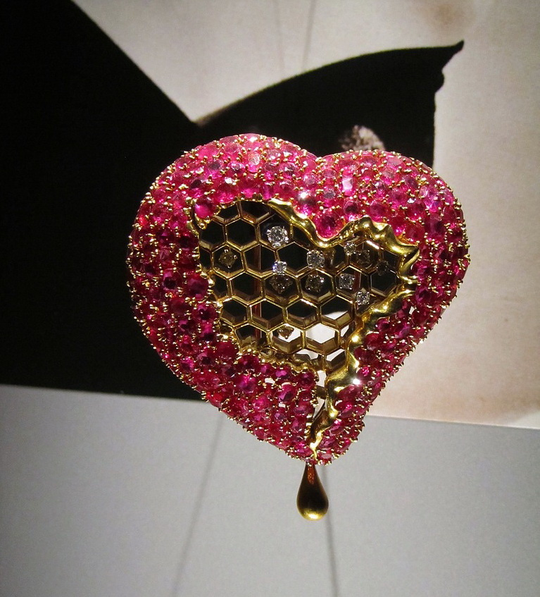 Salvador Dalí, Carlos Alemany. The Honeycomb Heart, 1949, gold, diamonds, rubies. Salvador Dalí, Carlos Alemany. The Honeycomb Heart, 1949, gold, diamonds, rubies.
