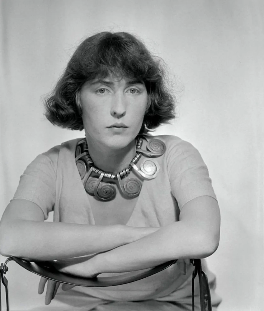 Луиза Колдер в ожерелье, созданном ее мужем. 1930-е