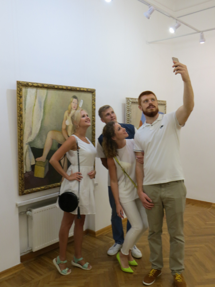 В Одесском музее современного искусства, на фоне работы Юрия Егорова. 2016 В Одесском музее современного искусства, на фоне работы Юрия Егорова. 2016