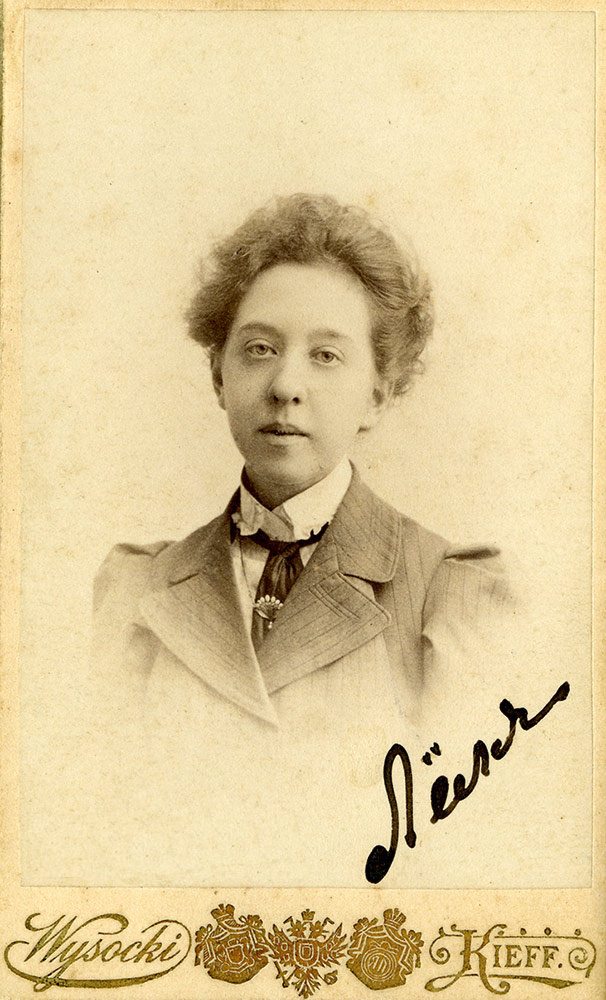 Елена (Лёля) Прахова, предположительно 1900-й год, Киев Елена (Лёля) Прахова, предположительно 1900-й год, Киев