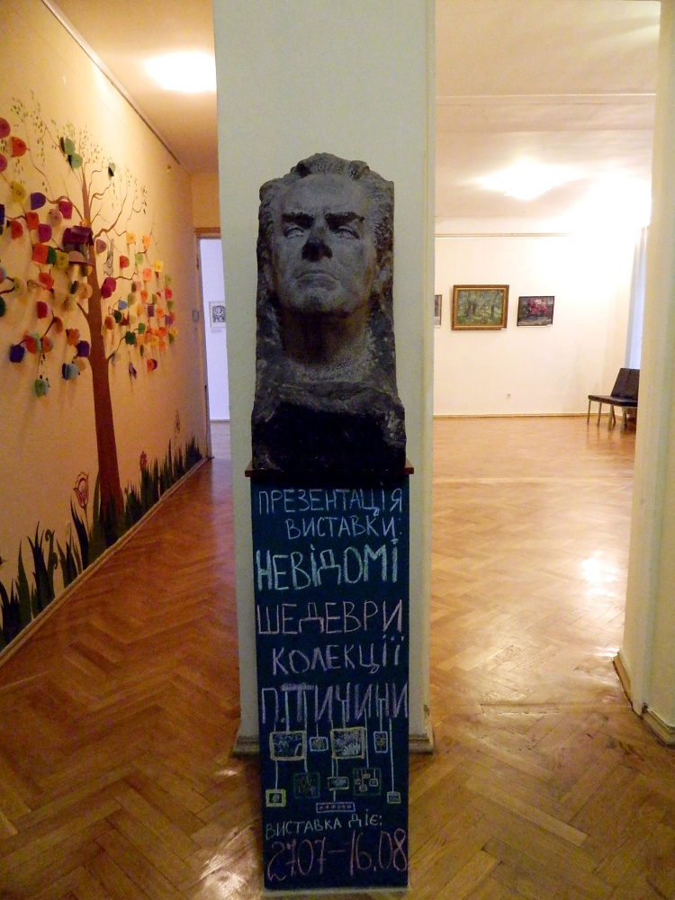 Музей Тычины — одно из самых креативных музейных пространств в Украине. Даже бюст поэта (больше всег Музей Тычины — одно из самых креативных музейных пространств в Украине. Даже бюст поэта (больше всег
