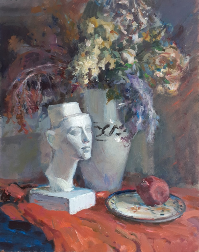 Tatiana Fomicheva. With Nefertiti and a bouquet in a white vase