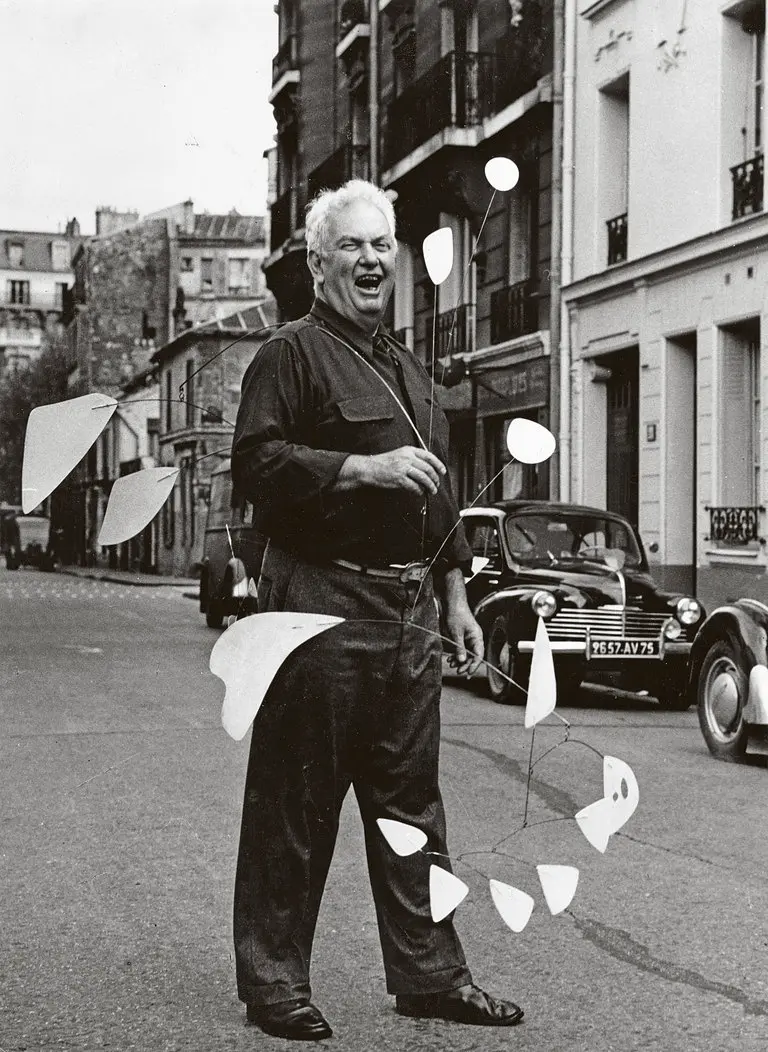 Александр Колдер в Париже. 1953. Фотограф Аньес Варда. © 2018 Calder Foundation, Нью-Йорк / SODRAC, 