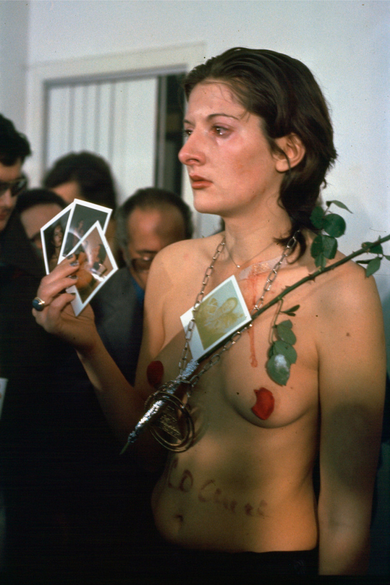 Марина Абрамович во время перфоманса «Ритм 0», 1974 год. Фото: royalacademy.org.uk Марина Абрамович во время перфоманса «Ритм 0», 1974 год. Фото: royalacademy.org.uk