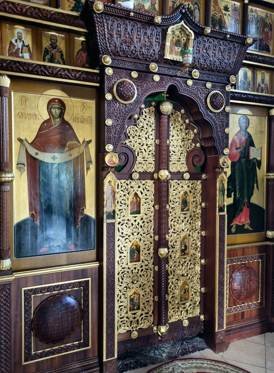 Iconostasis in the Church of Uar in Khimki 2004