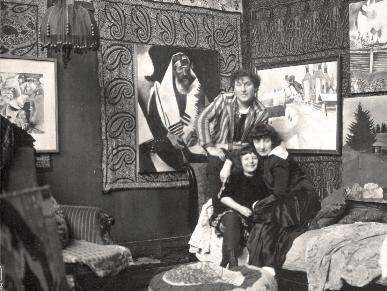 В Париже Шагал впервые оказался в конце лета 1910 года, а 1 сентября 1923 года художник переехал в с В Париже Шагал впервые оказался в конце лета 1910 года, а 1 сентября 1923 года художник переехал в с