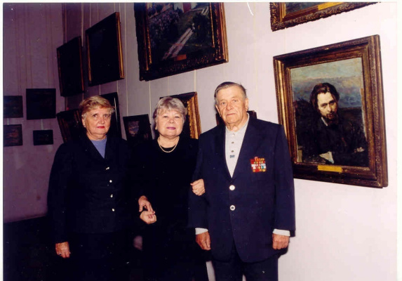 Октябрь 2002 г. — внук К. Костанди — Андрей Николаевич и его жена Павлина Викентьевна, посередине — Октябрь 2002 г. — внук К. Костанди — Андрей Николаевич и его жена Павлина Викентьевна, посередине —