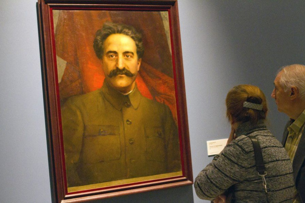 Еще один «исторический артефакт» — портрет Серго Орджоникидзе кисти Исаака Бродскго.
Фото: Марина Еще один «исторический артефакт» — портрет Серго Орджоникидзе кисти Исаака Бродскго.
Фото: Марина