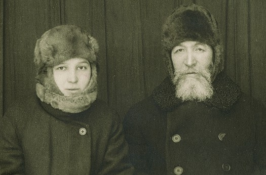 Дочь и муж Веры Самариной (Мамонтовой) в якутской ссылке. Конец 1920-х. Дочь и муж Веры Самариной (Мамонтовой) в якутской ссылке. Конец 1920-х.