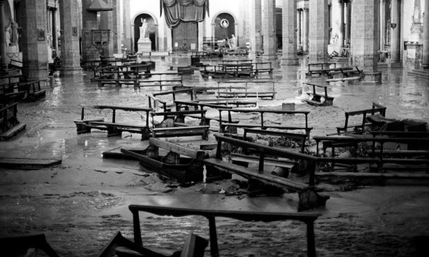 Basilica Santa Croce interior
during the flood. Basilica Santa Croce interior
during the flood.