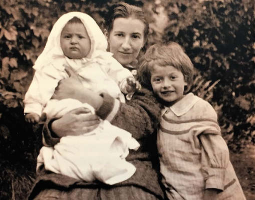 Они поженились в 1905 году, и спустя восемь лет у них было четверо детей — Женя, Саша, Тата и Катя. Они поженились в 1905 году, и спустя восемь лет у них было четверо детей — Женя, Саша, Тата и Катя.