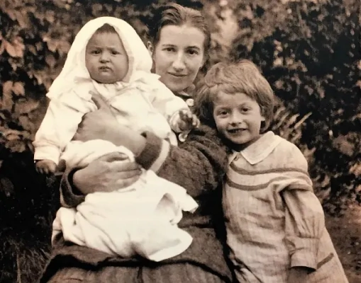 Они поженились в 1905 году, и спустя восемь лет у них было четверо детей — Женя, Саша, Тата и Катя. 