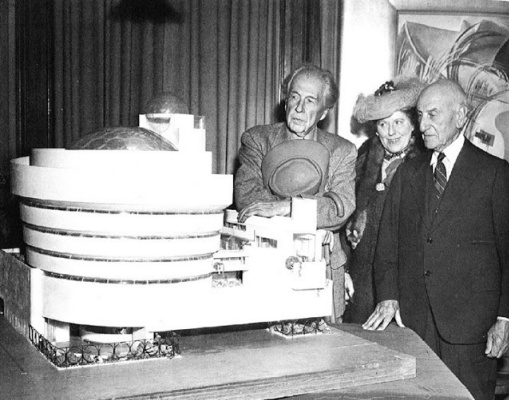 В июне 1943 года Фонд заказал строительство нового музейного здания архитектору Фрэнку Лойду Райту. В июне 1943 года Фонд заказал строительство нового музейного здания архитектору Фрэнку Лойду Райту.