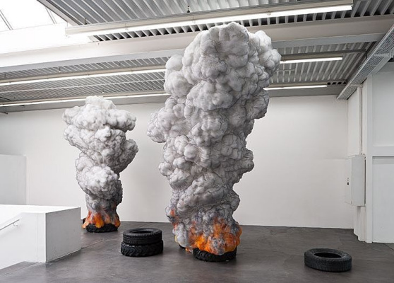 Это история!
…И современность. Работа Гала Вейнштейна 2011 года (Gal Weinstein, Fire Tires). Художни Это история!
…И современность. Работа Гала Вейнштейна 2011 года (Gal Weinstein, Fire Tires). Художни