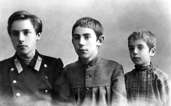 Велимир Хлебников, Александр Хлебников и Коля Рябчевский. Конец 1900-х (фото к материалу о В. Хлебни Велимир Хлебников, Александр Хлебников и Коля Рябчевский. Конец 1900-х (фото к материалу о В. Хлебни