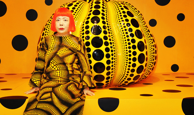 85-летняя (!) японская художница Yayoi Kusama со своими фирменными узорами «в горошек» (поп-арт, мин 85-летняя (!) японская художница Yayoi Kusama со своими фирменными узорами «в горошек» (поп-арт, мин