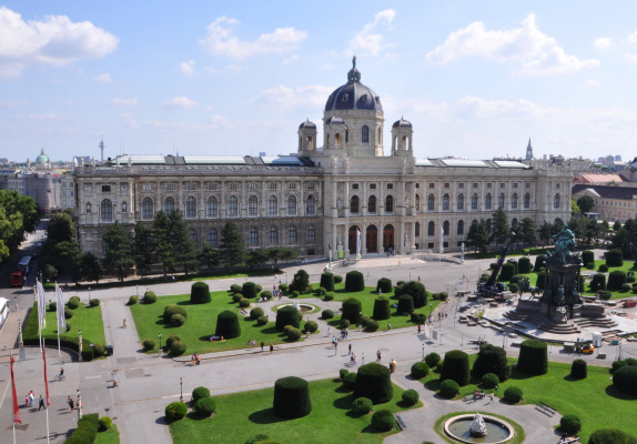 Left: Museum of Art History. Photo source venagid.ru
On 20 December 1857, Emperor Franz Joseph I si Left: Museum of Art History. Photo source venagid.ru
On 20 December 1857, Emperor Franz Joseph I si
