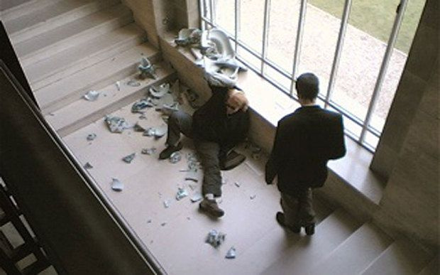 В 2006 году некий человек споткнулся о собственный шнурок в Музее Фицуильяма в Кембридже и разбил тр В 2006 году некий человек споткнулся о собственный шнурок в Музее Фицуильяма в Кембридже и разбил тр